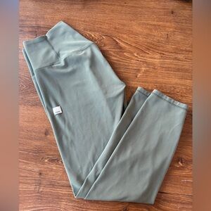 Vuori AllTheFeels leggings(short 22”)& sports bra set